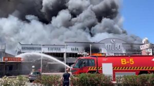 Colaborando con los bomberos urbanos de Ibiza en la extinción de la nave de Citubo.