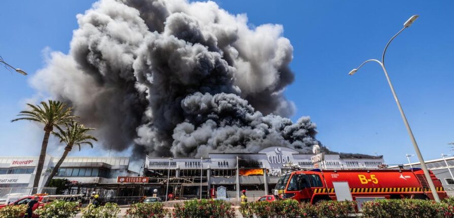 Un incendio iniciado en la parte exterior del almacén devasta la nave industrial de Citubo Hasta 20 medios se movilizaron para extinguir el fuego.