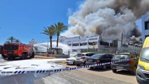 Colaborando con los bomberos urbanos de Ibiza en la extinción de la nave de Citubo.