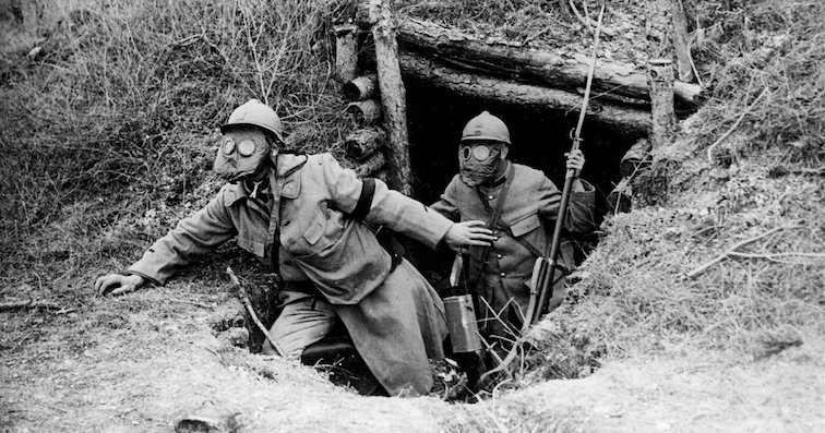 El fosgeno es un gas transparente, no inflamable y tiene un olor sofocante como de heno (paja) recién cortado. También se conoce cloruro de carbonilo fue utilizado como arma química en la Primera Guerra Mundial, debido a su alta letalidad.