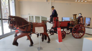 Un espacio que combina elementos históricos con tecnología interactiva para educar sobre la importancia de la prevención y el rescate.