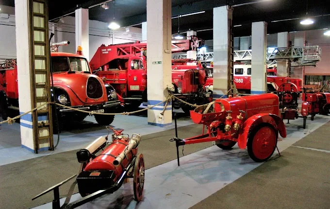 En España, los museos de bomberos ofrecen una fascinante ventana al pasado y al presente de la lucha contra incendios. Estos espacios no solo exhiben equipos y vehículos históricos, sino que también celebran el coraje y la dedicación de quienes arriesgan sus vidas para proteger a la comunidad.