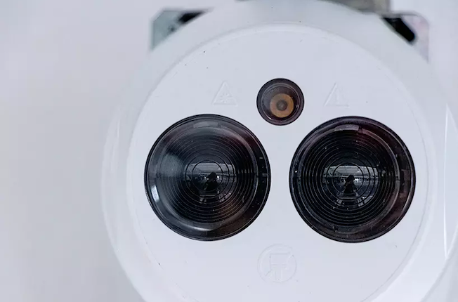 El Fotobeam es un sensor que utiliza un haz de luz (generalmente infrarrojo) para detectar la presencia o la interrupción de objetos en una zona determinada