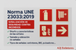 La Norma UNE 23033 establece los criterios para el diseño, características y aplicación de señales de seguridad contra incendios.