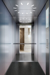 El ascensor Schindler PORT Technology optimiza el tráfico dentro del edificio con inteligencia artificial.