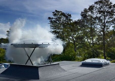 son dispositivos de apertura ubicados en cubiertas o fachadas, diseñados para evacuar automáticamente el humo caliente en caso de incendio.