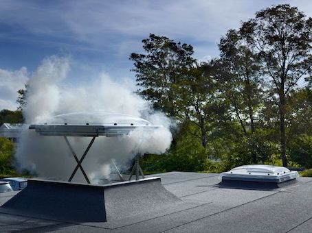 son dispositivos de apertura ubicados en cubiertas o fachadas, diseñados para evacuar automáticamente el humo caliente en caso de incendio.