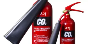 El CO₂ al liberarse, desplaza el oxígeno del aire y reduce la temperatura en la zona afectada.