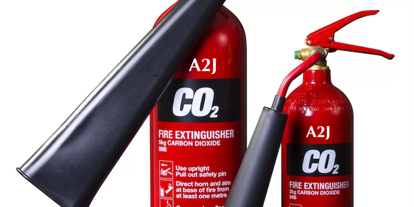 El CO₂ al liberarse, desplaza el oxígeno del aire y reduce la temperatura en la zona afectada.
