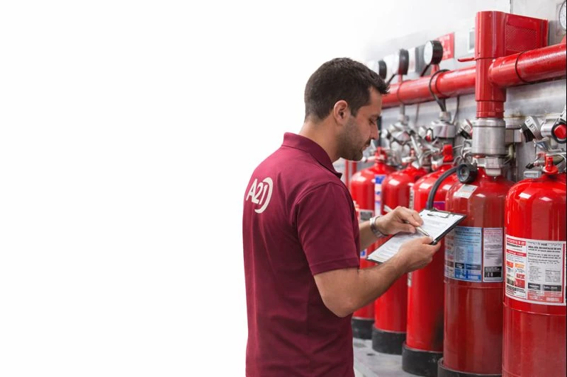Técnico realizando mantenimiento de extintores en Guadalajara | A2J Técnico de A2J revisando y comprobando la presión de un extintor certificado durante el mantenimiento de extintores en Guadalajara conforme al RIPCI.