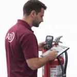 Técnico realizando mantenimiento de extintores en Guadalajara | A2J Técnico de A2J revisando y comprobando la presión de un extintor certificado durante el mantenimiento de extintores en Guadalajara conforme al RIPCI.